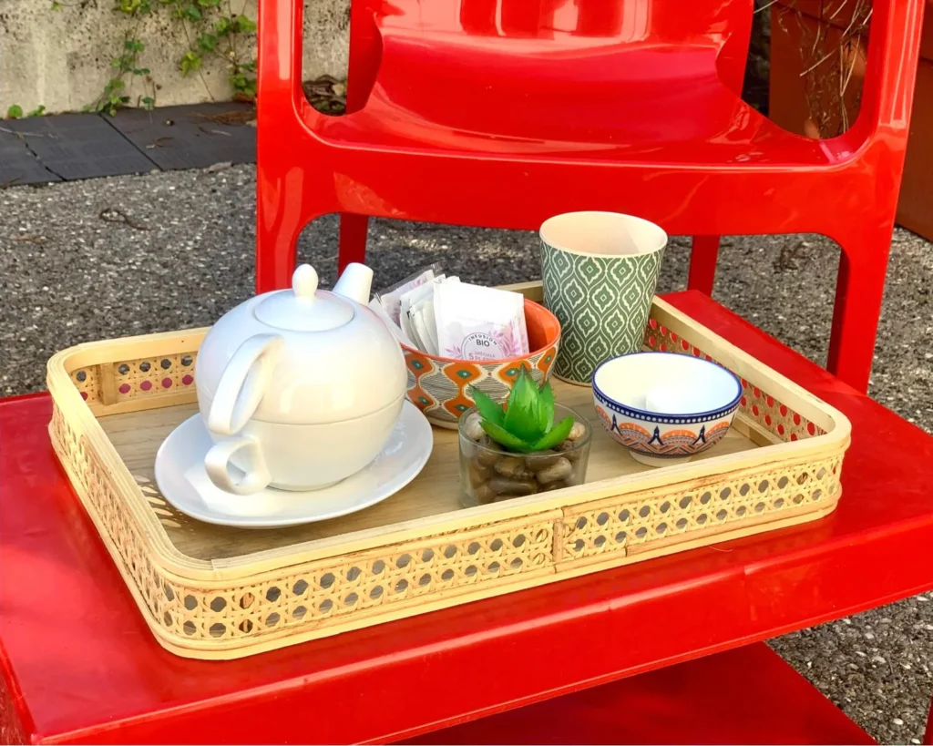 Plateau avec infusions après un soin chez Scipion Aline.