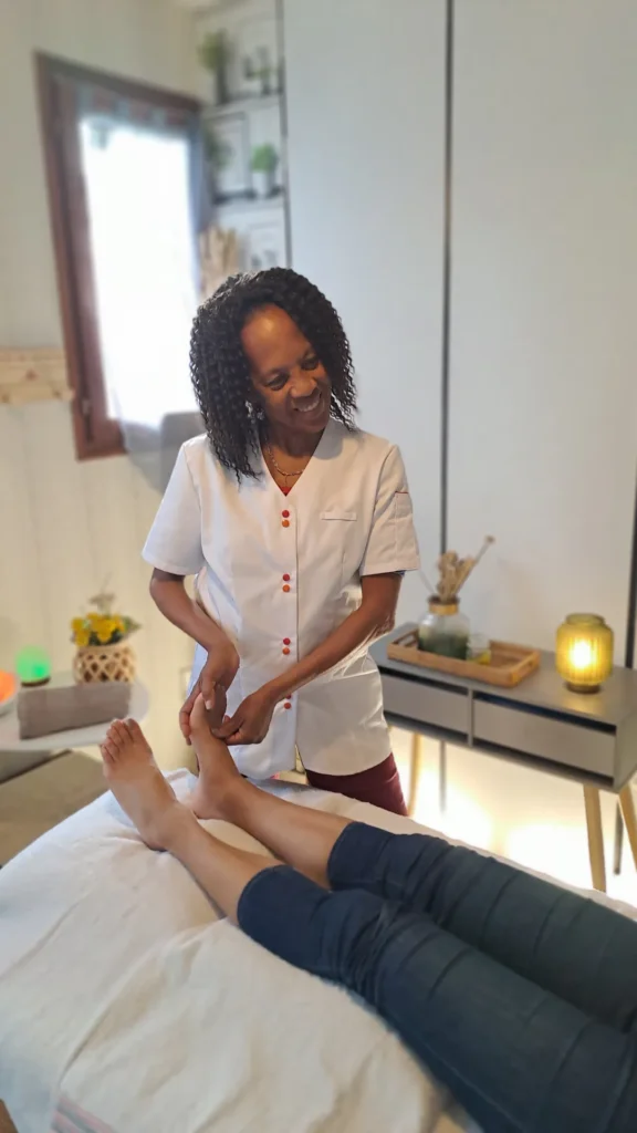 Massage shiatsu sur table avec femme sur le dos – cabinet Aline Scipion Besançon