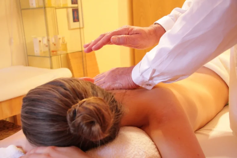 Massage bien-être sur femme couché sur une table de massage