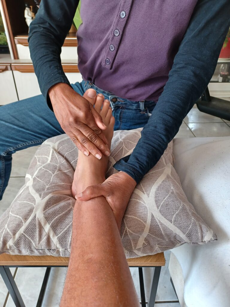Massage pieds dorsale, une main soutenant cheville