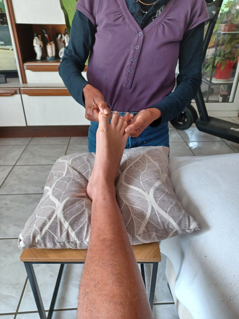 Massage des pieds étirements des orteils