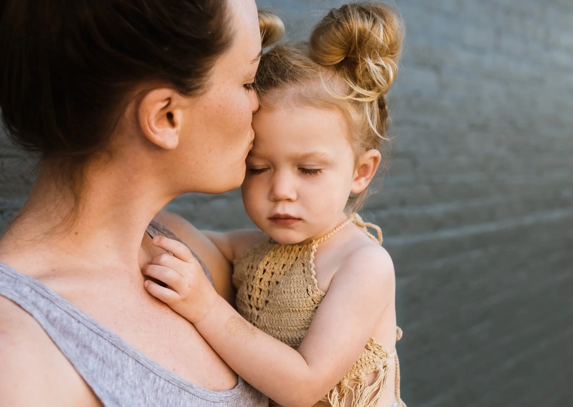 enfant avec sa mère