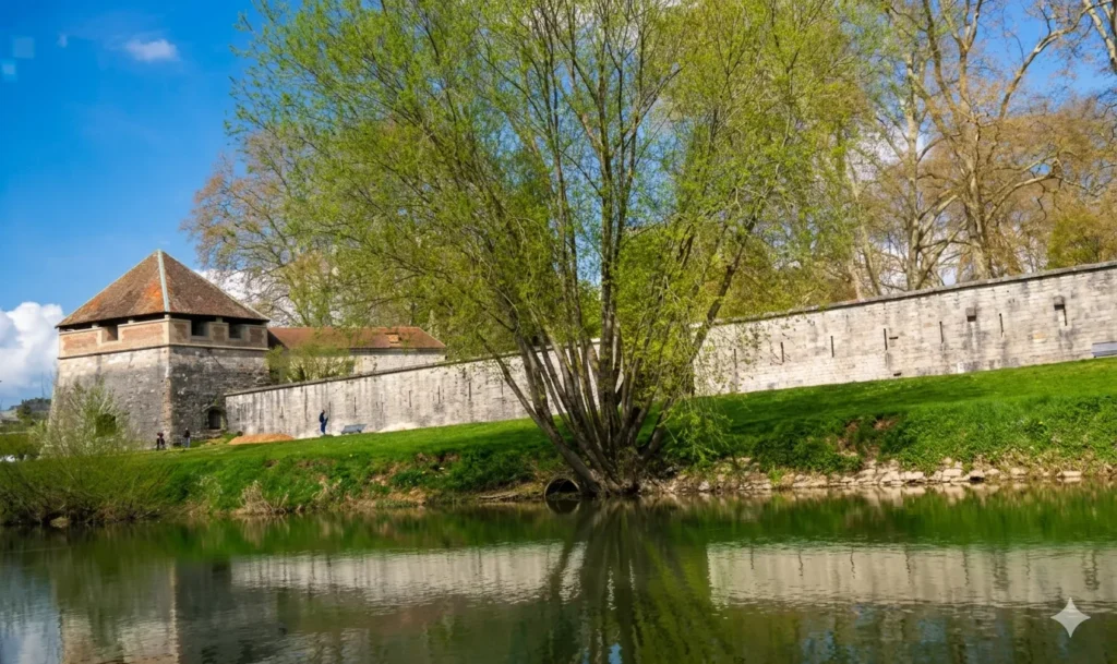 Vue bords du Doubs avec murailles près de la gare d'eau à Besançon 